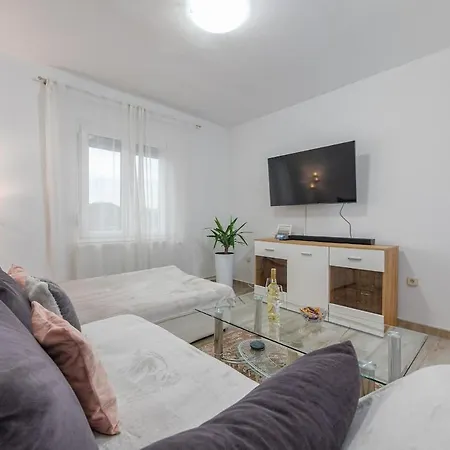 Davor2 Cosy Near Center, Beach, Parking Zadar